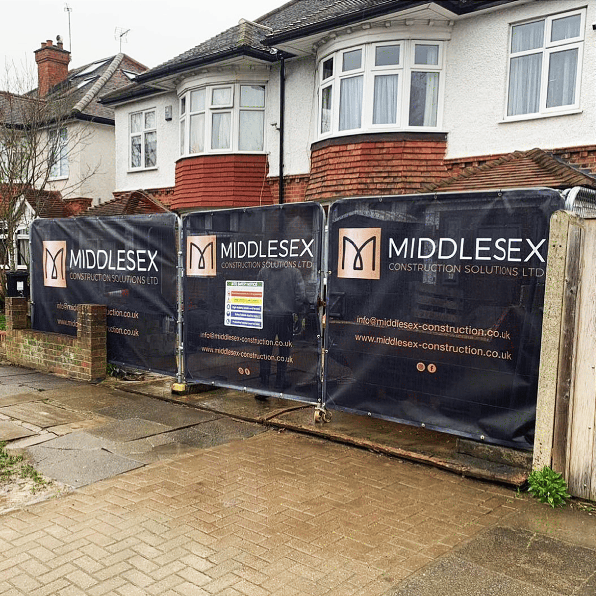 HERAS GATE photo resize Vehicle Gate Banners - Image 1